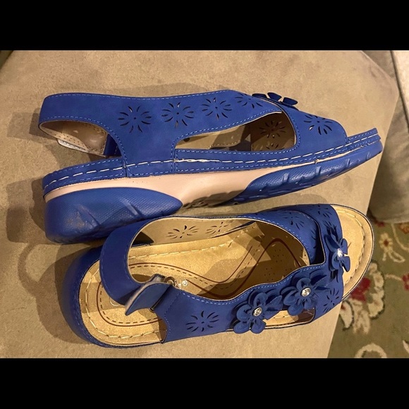 New, never warm. Yasirun, blue, size 9.5 sandal. - Picture 3 of 4